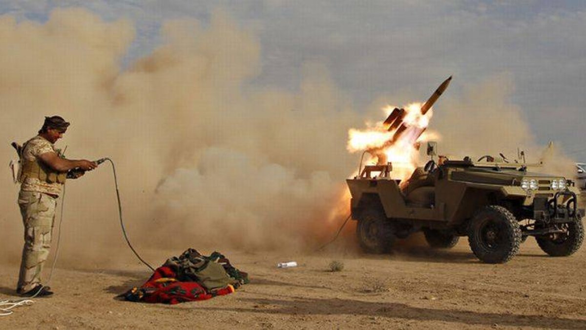 Un miliciano chií dispara un lanzacohetes contra posiciones del Estado Islámico en los alrededores de Tikrit, este domingo.-Foto: REUTERS / THAIER AL-SUDANI
