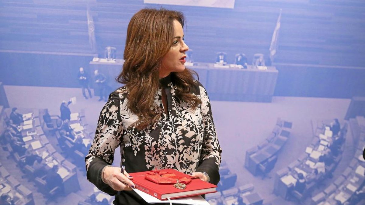 Silvia Clemente, ayer, durante la presentación de los actos, con la medalla que entregará a la RAE.-ICAL