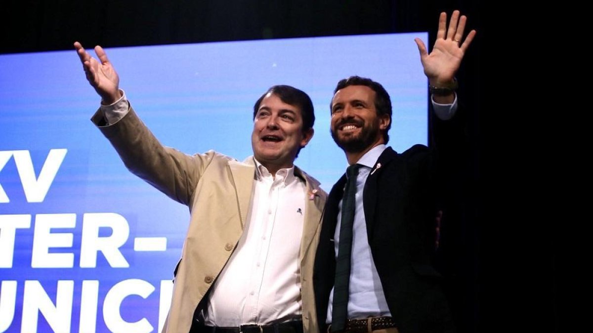 El presidente nacional del PP, Pablo Casado, y el presidente del PP en Castilla y León, Alfonso Fernández Mañueco, en la XXV Intermunicipal del Partido Popular.-ICAL