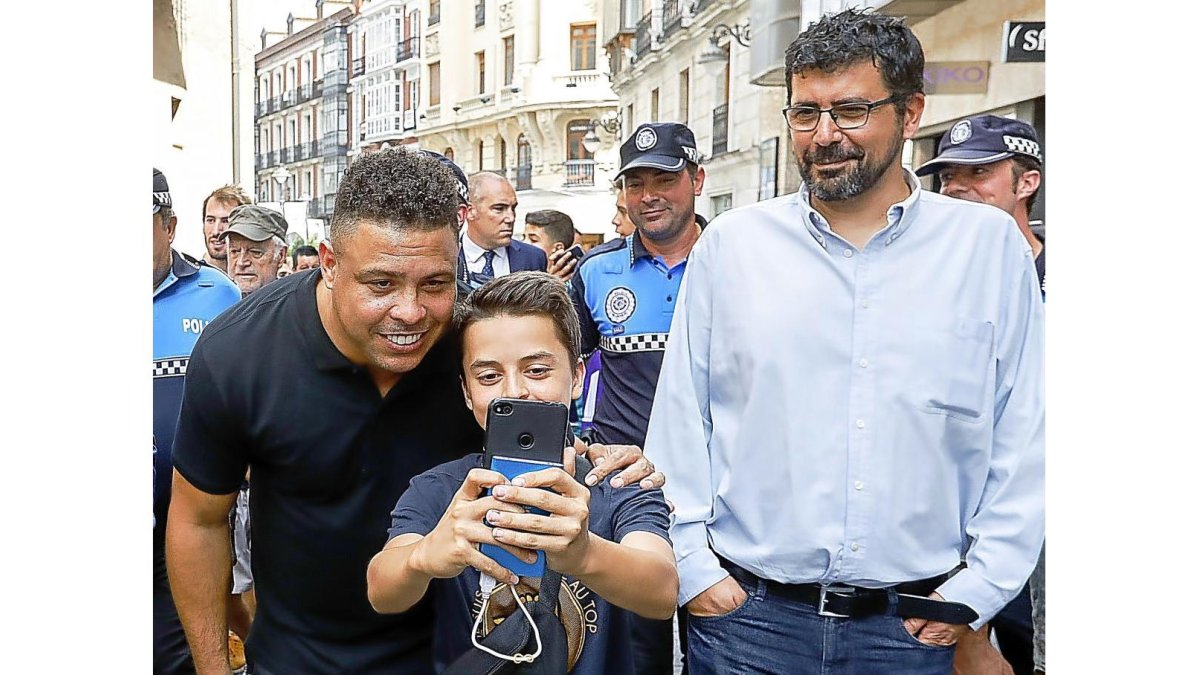 Un niño se hace un selfie con Ronaldo en su paseo desde al Ayuntamiento al restaurante.-J. M. LOSTAU