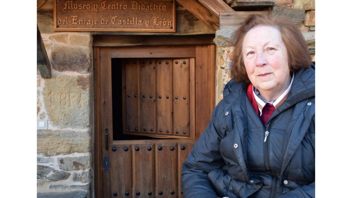 Nati Villoldo, en el exterior del Museo del Encaje de Villar del Monte, en La Cabrera leonesa, prolongación de la ‘casa madre’ de Tordesillas, abierta hace casi dos décadas.-ARGICOMUNICACIÓN