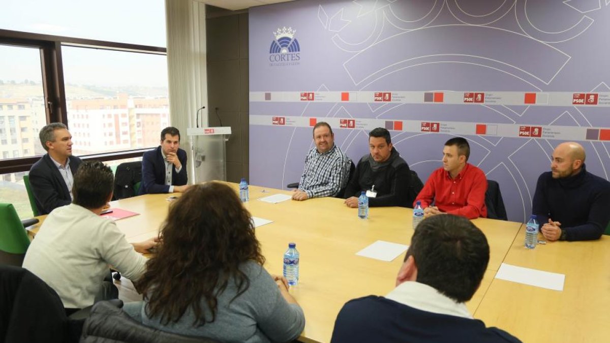 El portavoz del Grupo Socialista de las Cortes y secretario autonómico del PSOE, Luis Tudanca, y el secretario provincial, Javier Izquierdo, se reúnen con el comité de empresa de Macrolibro.-ICAL
