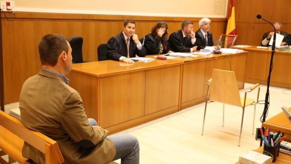 Juicio a un mosso por espiar a sus compañeras con una cámara en el vestuario femenino de una comisaría-RICARD CUGAT