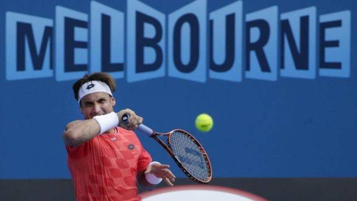 Ferrer devuelve una bola en el partido de segunda ronda.-Foto: NARENDRA SHREITHA / EFE