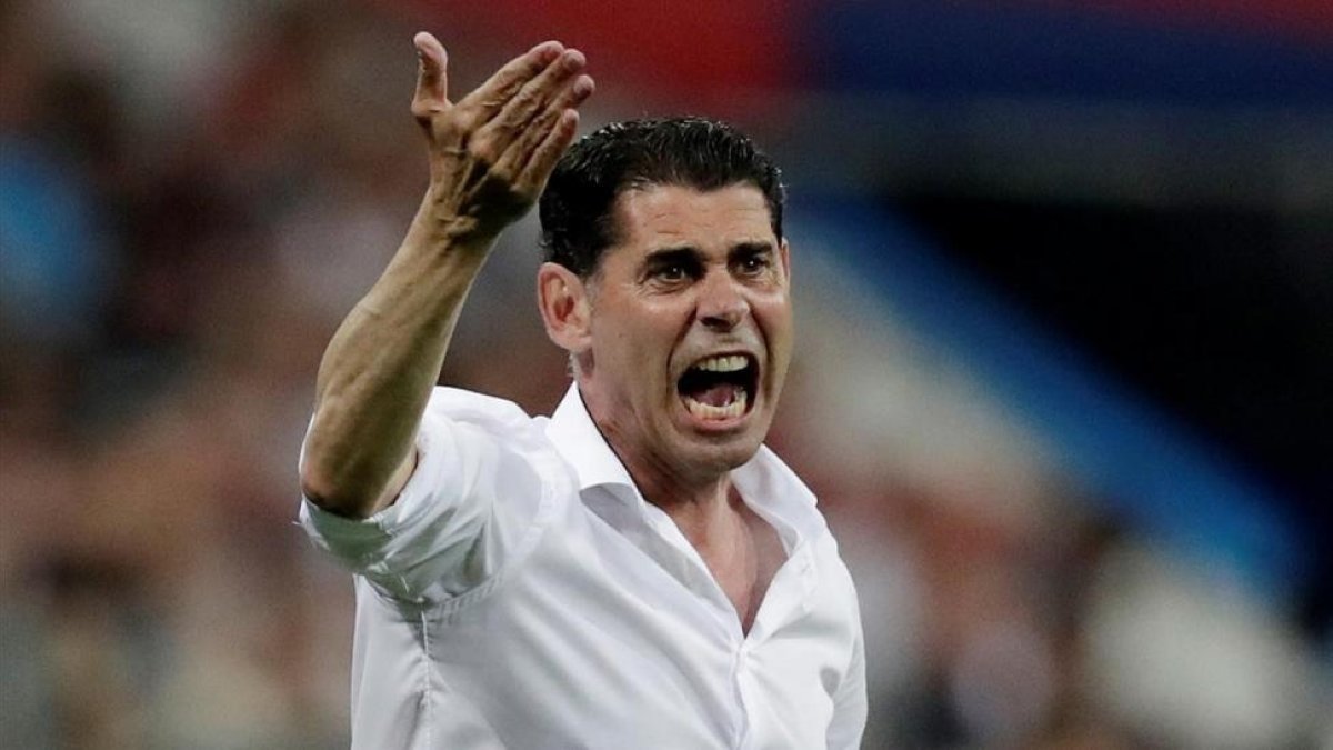 Hierro da instrucciones en Sochi a los jugadores de España ante Portugal.-/ REUTERS / UESLEI MARCELINO