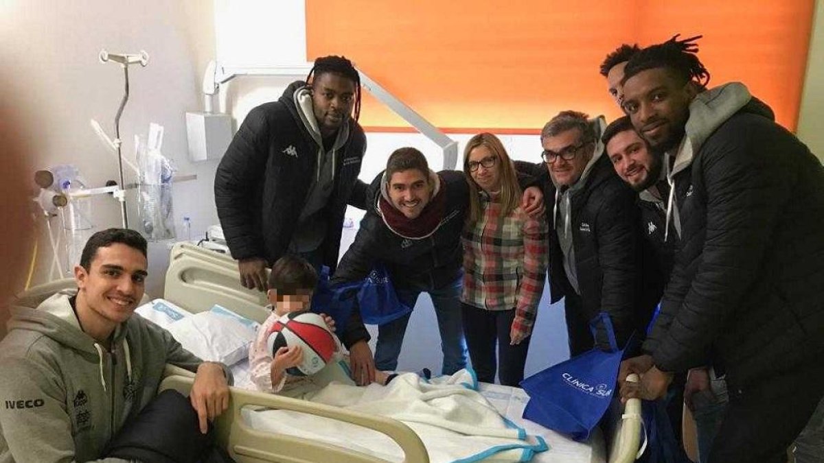 Paco García y los jugadores del Carramimbre, durante su visita a los niños en los hospitales.-EM