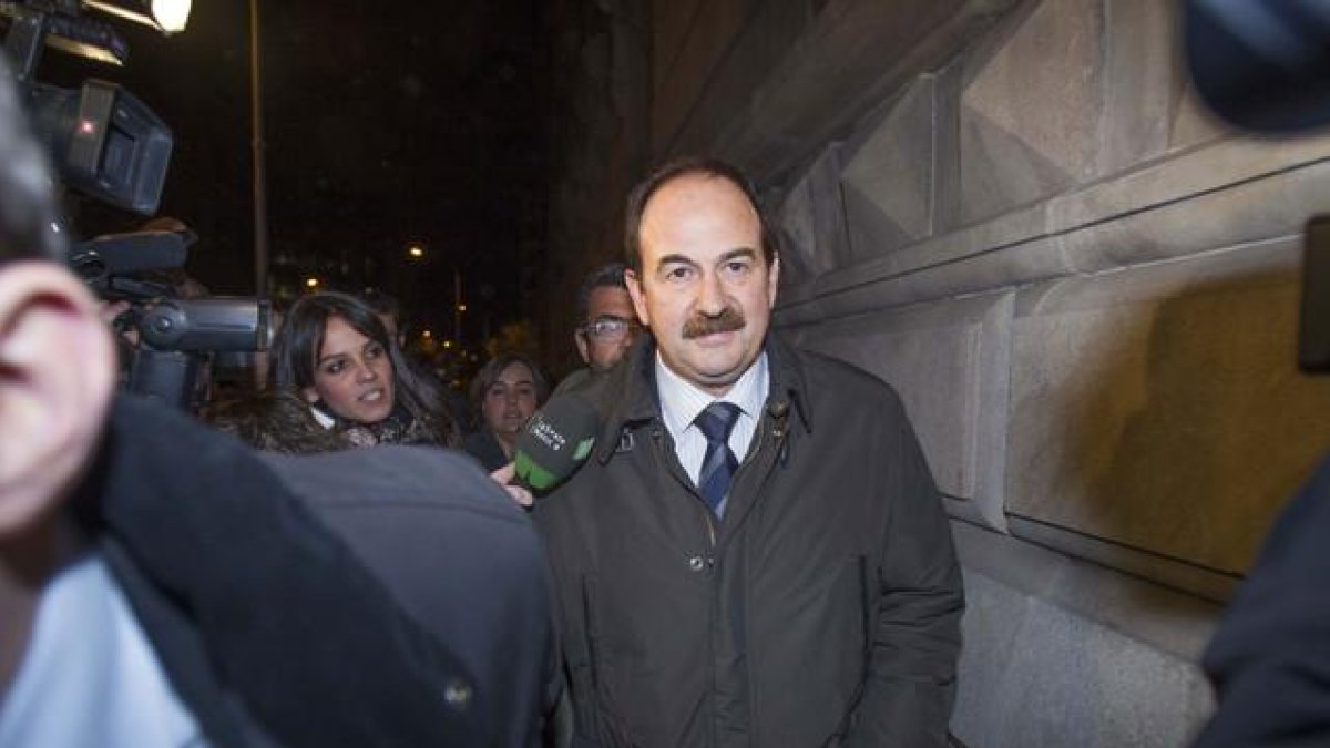 Xavier Crespo sale de la Audiencia de Barcelona, en marzo del año pasado.-CARLOS MONTAÑÉS