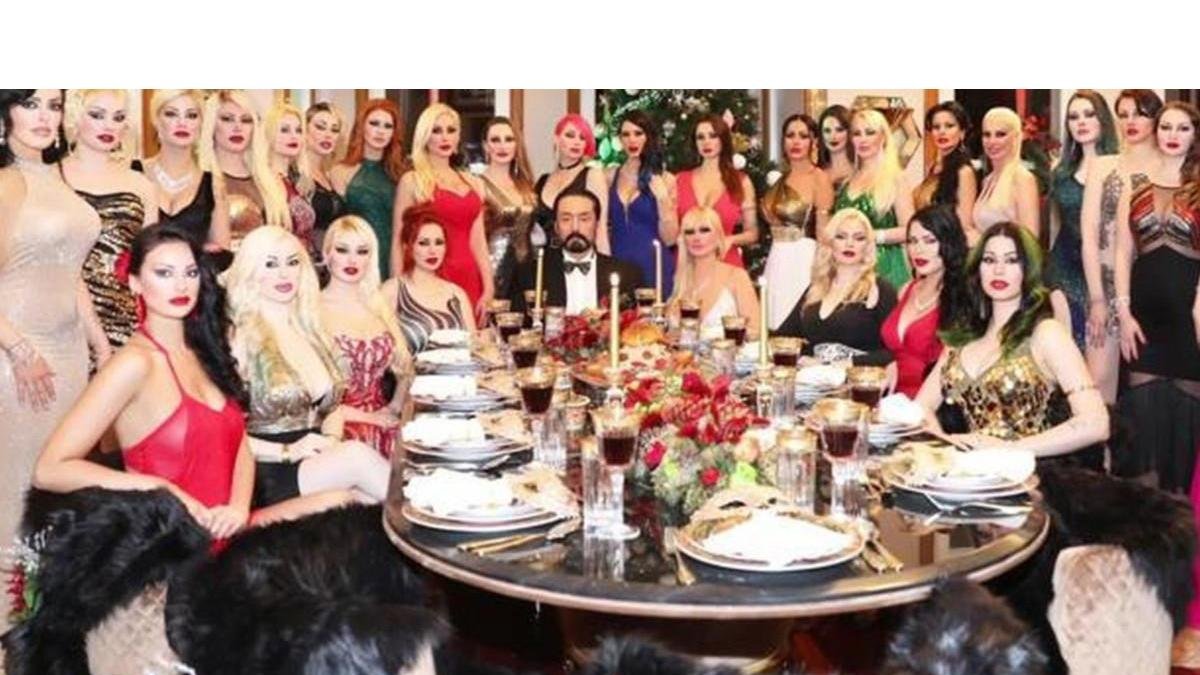 El polémico predicador turco rodeado de chicas.-/ PERIODICO