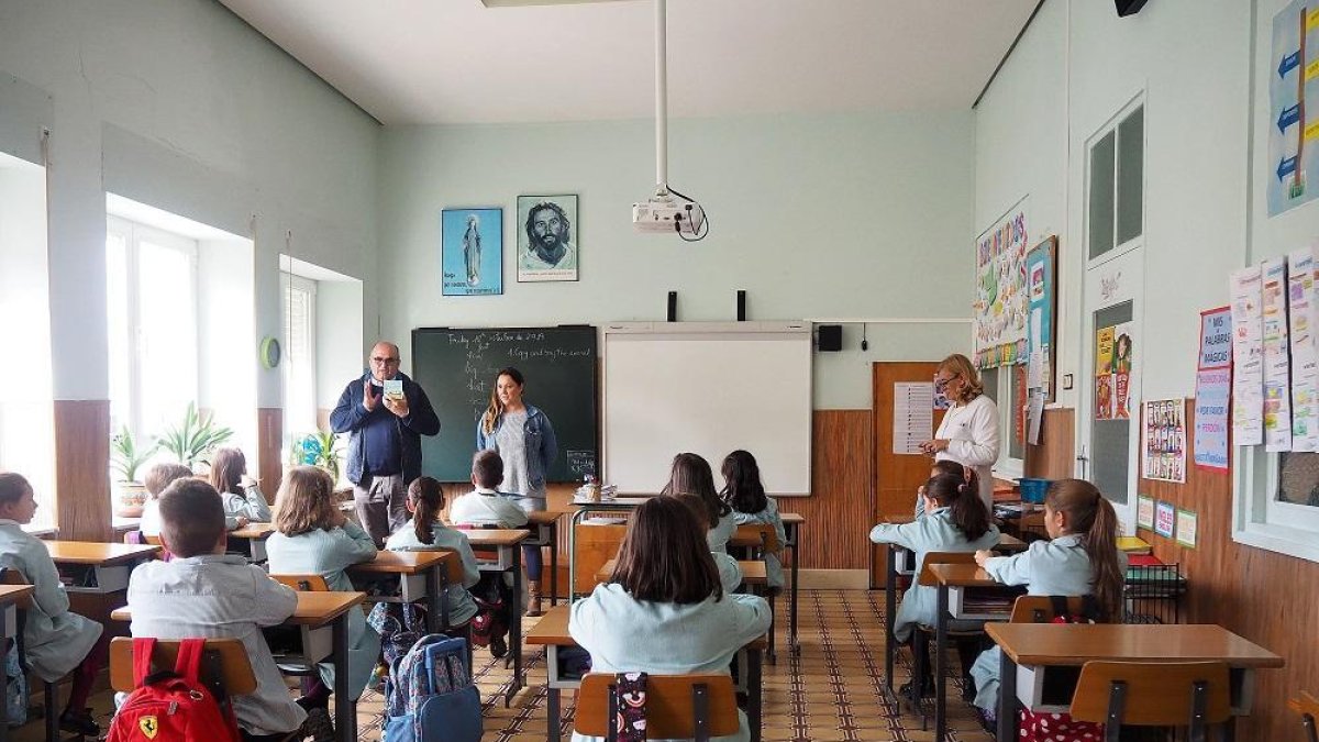 Un grupo de niños en un colegio en una imagen de archivo. E.M.