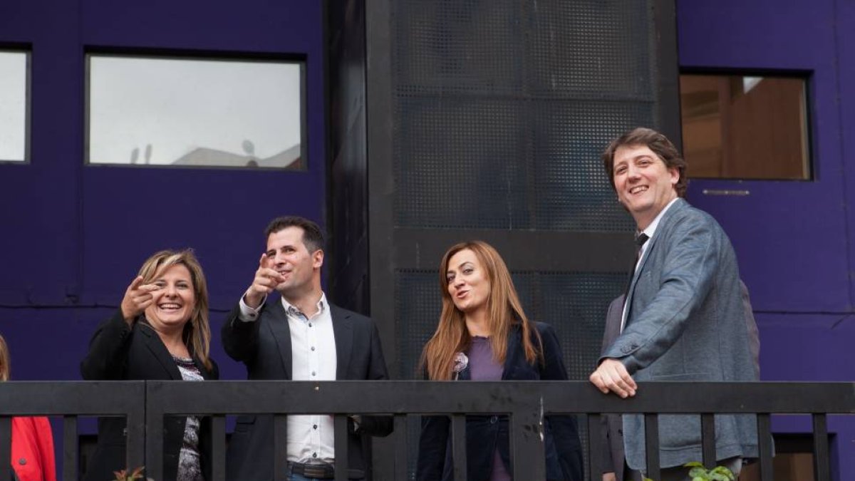 El candidato a la Presidencia de la Junta por el PSOE, Luis Tudanca, participa junto con el alcalde de Soria, Carlos Martínez(1D), en una Asamblea Abierta-Ical