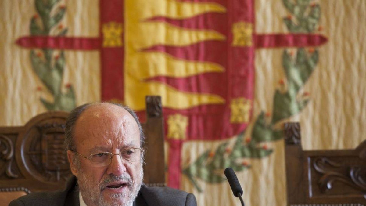 El alcalde de Valladolid, Francisco Javier León de la Riva en una rueda de prensa en el Ayuntamiento-Pablo Requejo