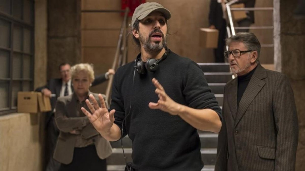Javier Ruiz Caldera, con Francesca Piñón y Jaime Blanch, en el rodaje de 'Tiempo de lo oculto' de 'El Ministerio del Tiempo'.-TAMARA ARRANZ