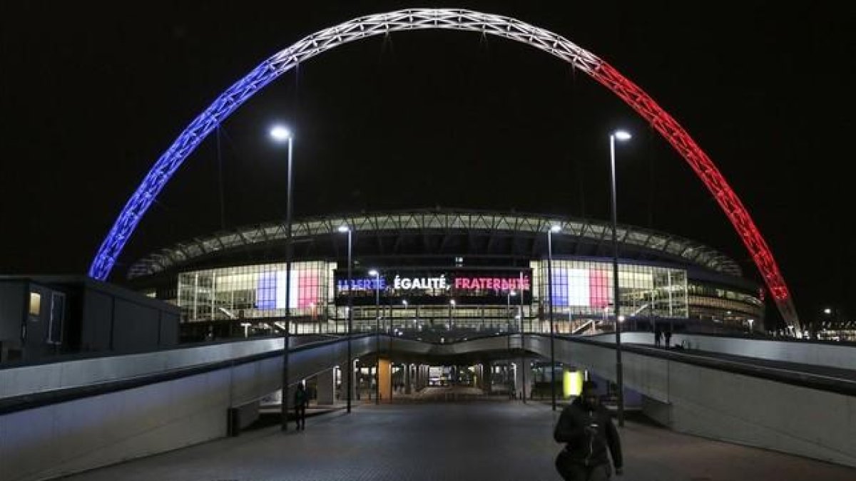 El arco de Wembley, iluminado con los colores de la bandera francesa.-