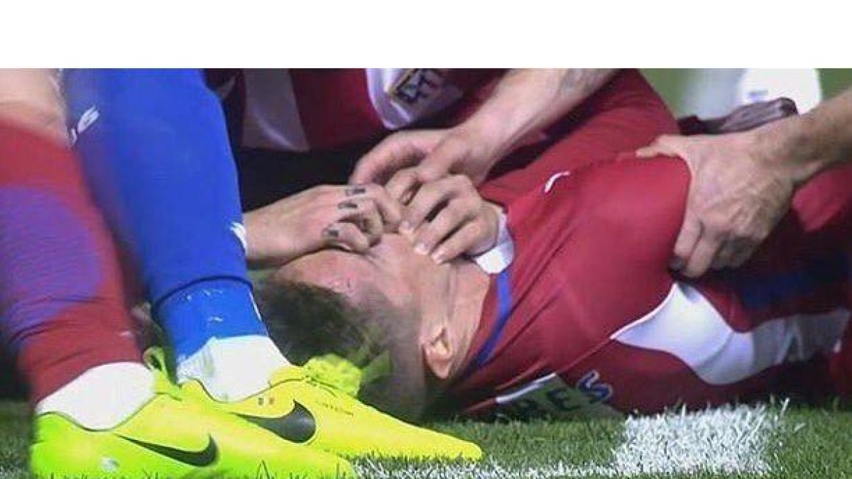 Torres atendido sobre el céspe de Riazor.-