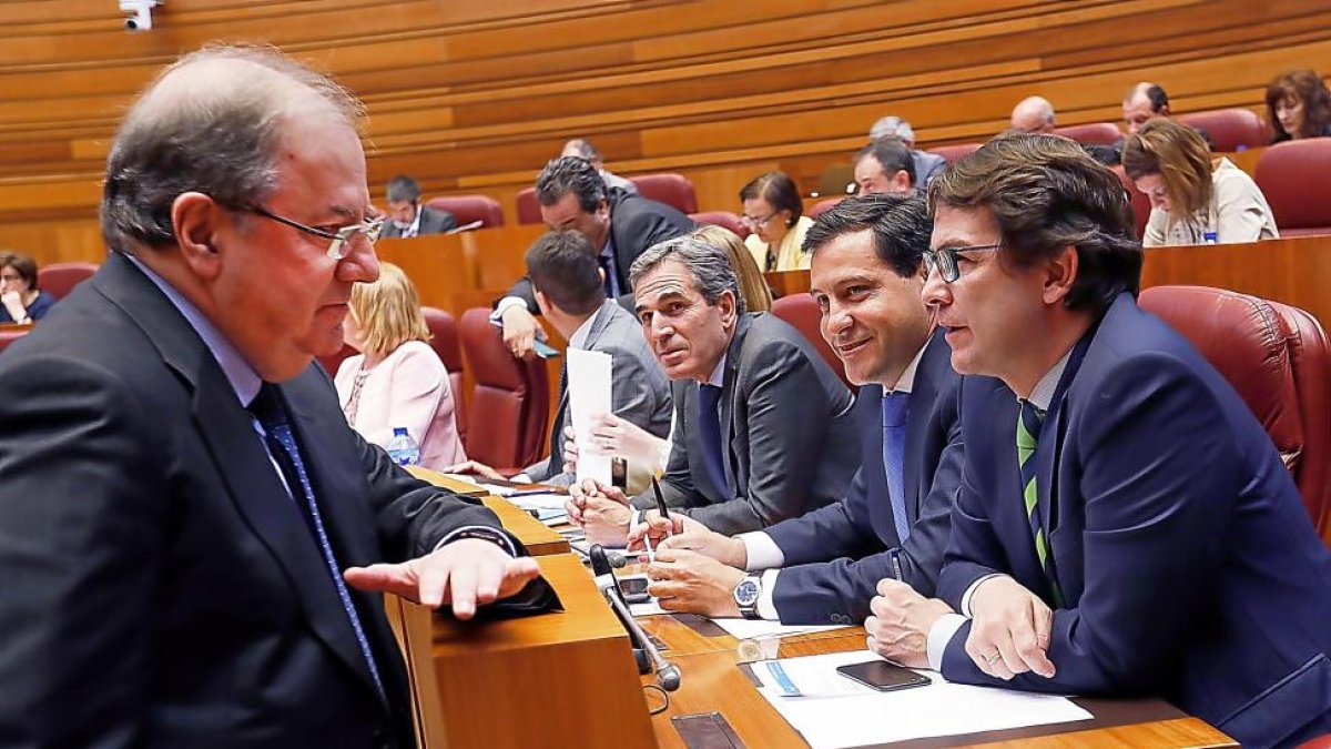 Herrera conversa con Fernández Mañueco ante la mirada de De la Hoz y Sanz Vitorio ayer en el Pleno.-J.M. LOSTAU