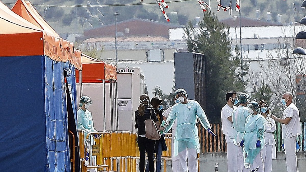 Personal médico con equipos de protección en los alrededores del Hospital Río Hortega. J.M. LOSTAU