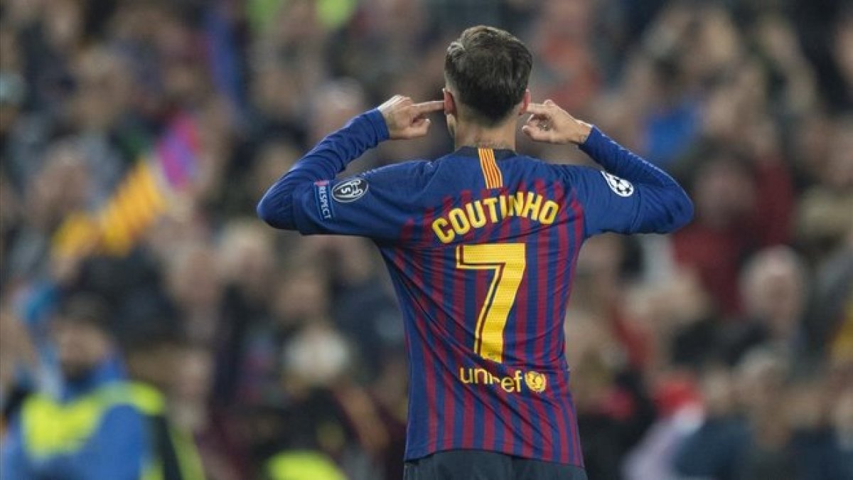 Coutinho se tapa los oídos tras marcar el 3-0 al United dirigiéndose al Camp Nou.-JORDI COTRINA