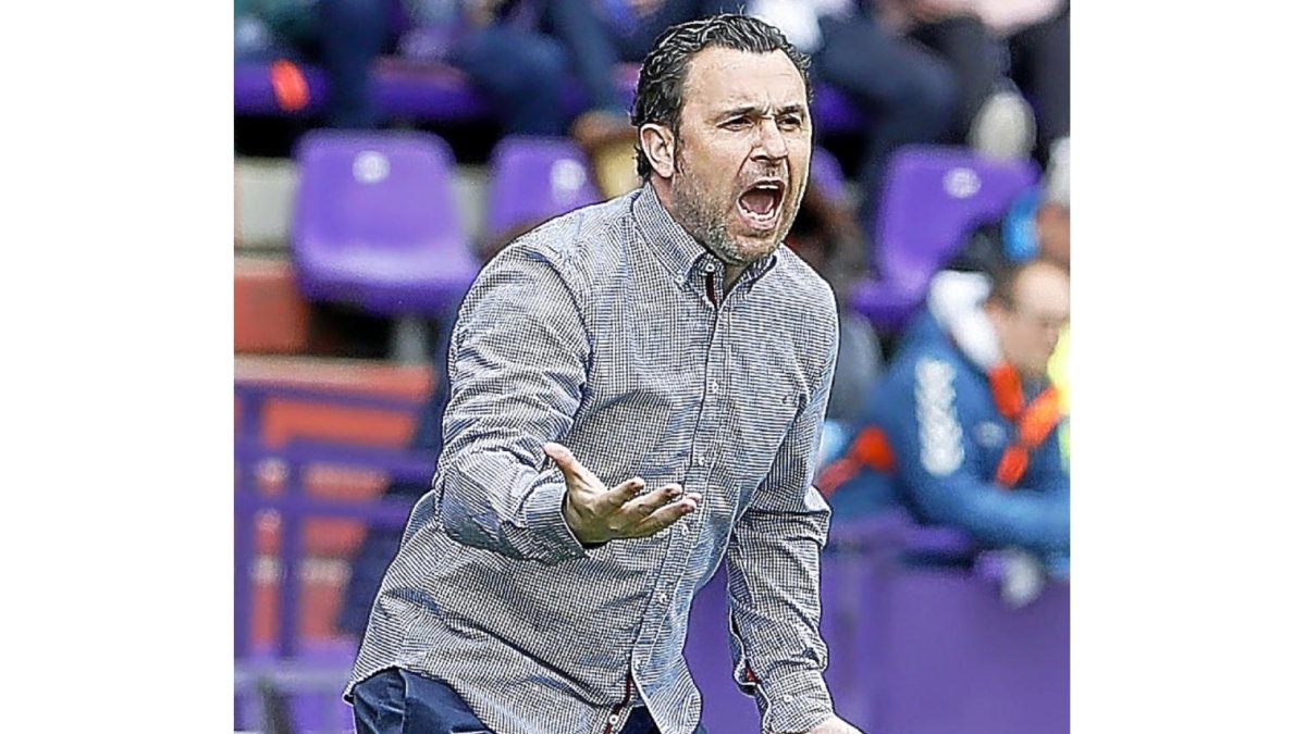 Sergio da instrucciones durante un partido de Liga.-J. M. LOSTAU