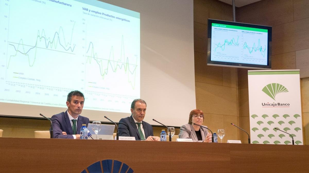 Un momento de la presentación del informe económico de Unicaja.-ICAL