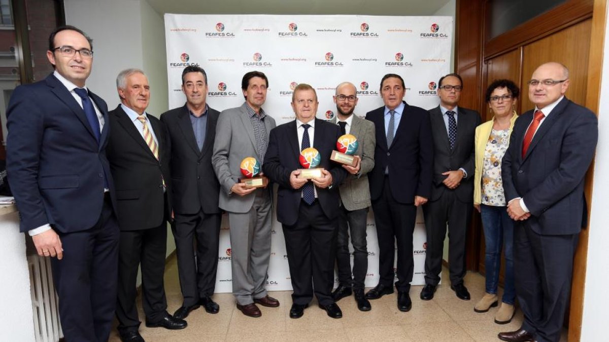 El consejero de Sanidad, Antonio Sáez, asiste a la VIII Edición de los Premios de Salud Mental de Castilla y León, organizados por Feafes. Junto a él, otras autoridades y los galardonados, José María Sánchez Monge, expresidente de la Confederación Salud M-Ical