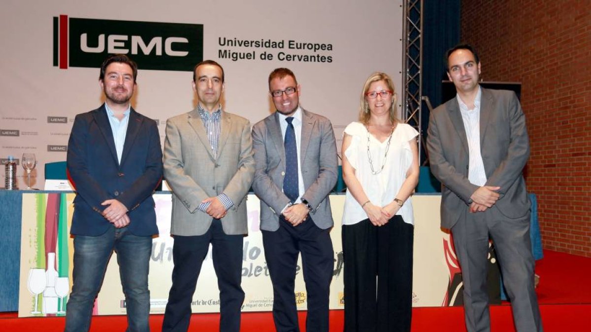 Curso de Verano 'El vino, un mundo repleto de arte' de la Universidad Europea Miguel de Cervantes. Mesa redonda sobre 'Comunicar para vender', de izquierda a derecha, Fernando Villalba, director de Comunicación de Bodegas Protos; Miguel Sanz Cabrejas, dir-Ical