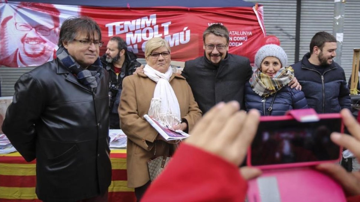 Domènech, antes de iniciar su recorrido por Sant Adrià de Besòs, el martes.-DANNY CAMINAL