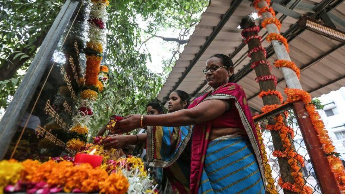 Mujeres rinden tributo en el hospital de Cama a las victimas de los atentados en Bombay de hace diez anos en los que insurgentes del grupo paquistani Lashkar-e-Taiba LeT mataron a tiros a 166 personas.-EFE / Divyakant Solanki