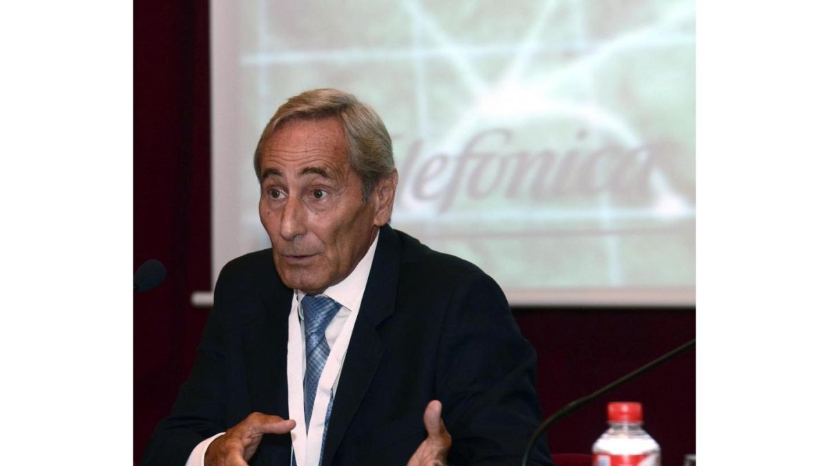 El vicepresidente de Telefónica, Julio Linares, imparte la conferencia 'Revolucion digital' dentro del Congreso internacional 'Historia de las tecnologías y de la comunicación al servicio de la Defensa'.-ICAL