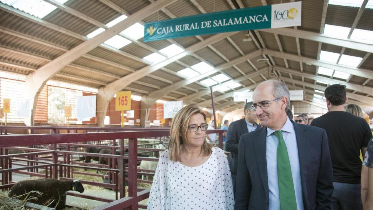 El presidente de la Diputación de Salamanca, Javier Iglesias, preside los actos del Día de las Provincias de la Feria del Sector Agropecuario y 29 Exposición Internacional de Ganado Puro 'Salamaq 2017'. En la imagen, junto a la presidenta de la diputación-ICAL
