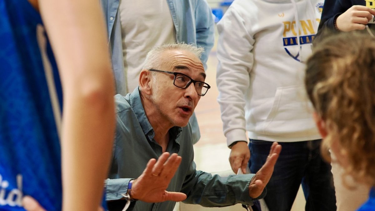 El entrenador de Ponce Ginemédica Chuchi Fernández, en un tiempo muerto. / PHOTOGENIC