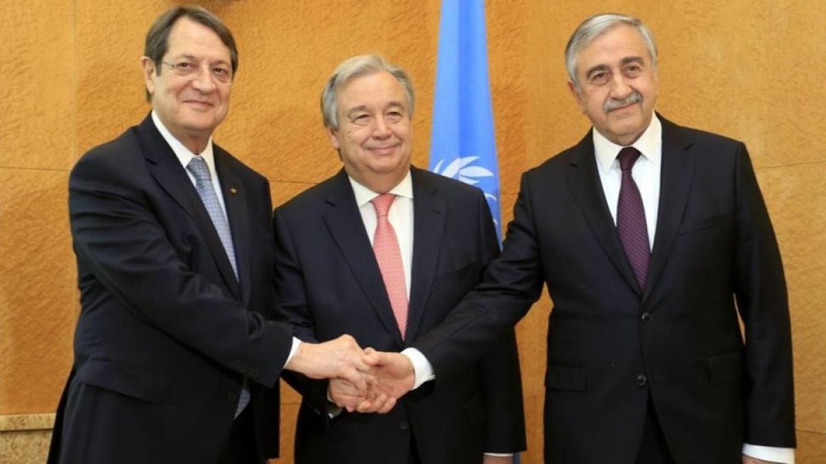 De izquierda a derecha: el presidente chipriota Nicos Anastasiades, el secretario general de la ONU Antonio Guterres y el líder turco chipriota Mustafa Akinci se saludan durante la Conferencia de paz sobre Chipre en Ginebra.-PIERRE ALBOUY