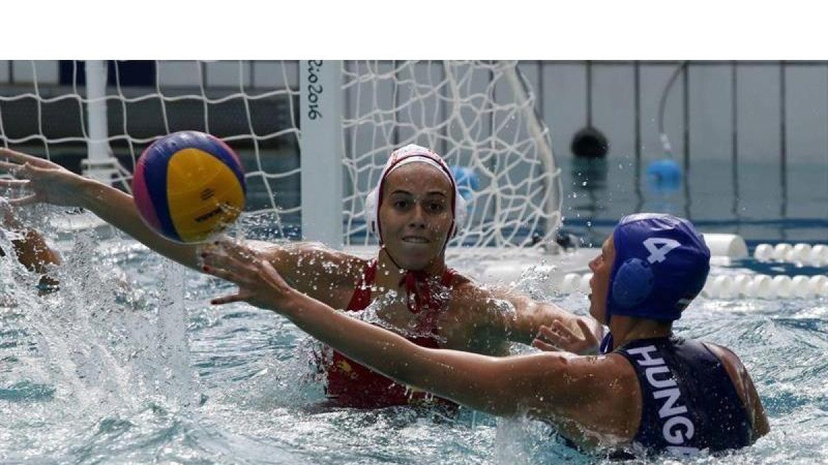 eatriz Ortiz (i) de España ante Hanna Kisteleki (d) de Hungría durante el partido de waterpolo de los Juegos Olímpicos Río.-EFE / ELVIRA URQUIJO