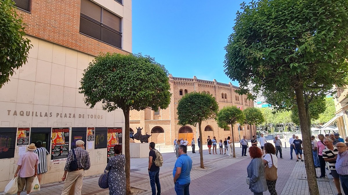 Largas colas para renovar el abono en la Plaza de Toros de Valladolid.- E.M.