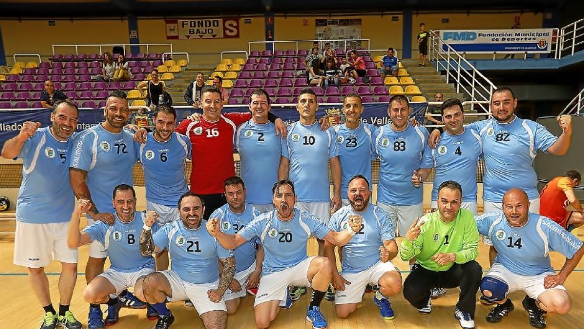 Los representantes del AulaValladolid, campeones, posan durante la jornada del sábado.-J.M. LOSTAU