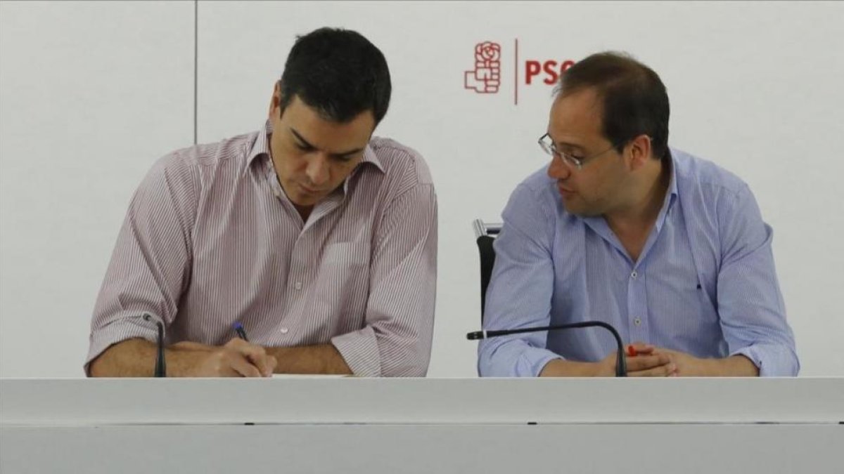Pedro Sánchez y César Luena, este lunes durante la reunión de la ejecutiva del PSOE.-AGUSTÍN CATALÁN