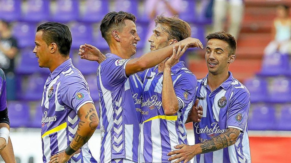 Rafa, en el centro y de espaldas a Balbi, abraza a Lichnovsky tras el gol del chileno.-J. M. LOSTAU