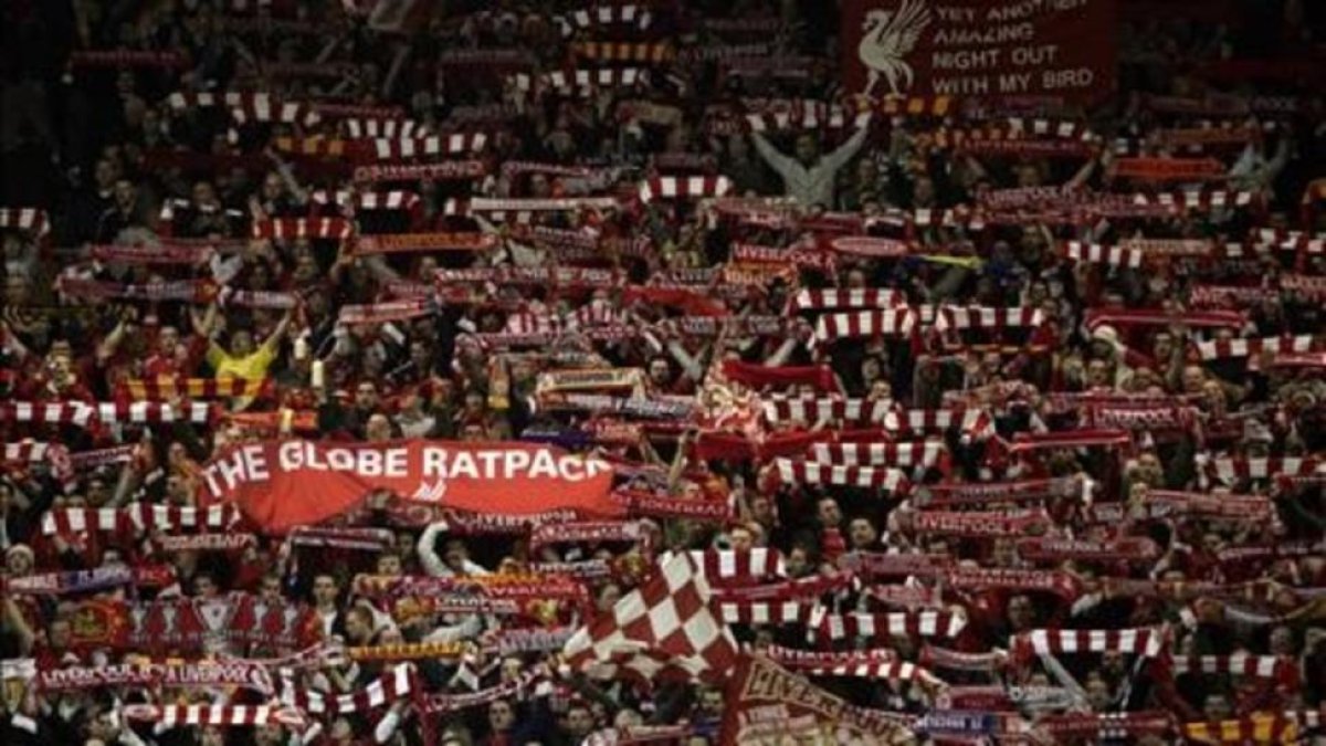 The Kop entona el 'You'll never walk alone'.-JORDI COTRINA
