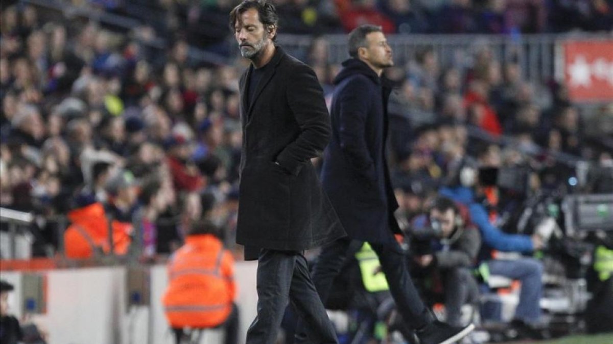 Quique y Luis Enrique ni se miraron durante el derbi de Barcelona.-EFE / QUIQUE GARCIA