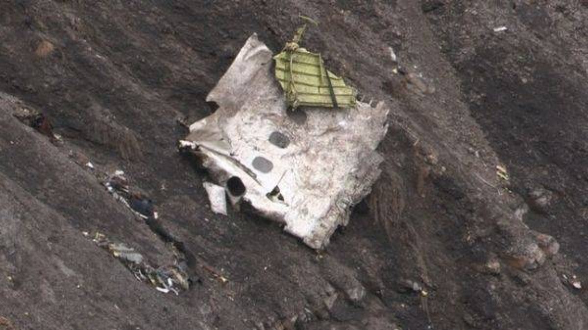 Un pedazo del A320 correspondiente a las ventanillas del avión que se ha estrellado en los Alpes.-Foto: DENIS BOIS / AFP