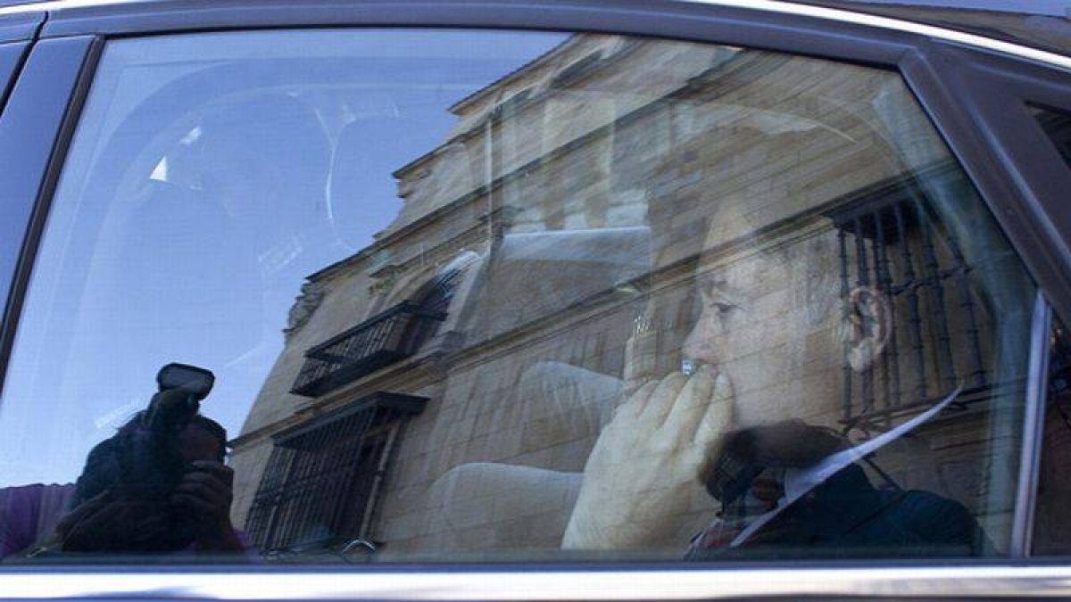 El presidente de la Diputación de León, Marcos Martínez, sale detenido de la sede de la Diputación de León el pasado 27 de octubre.-Foto: EFE