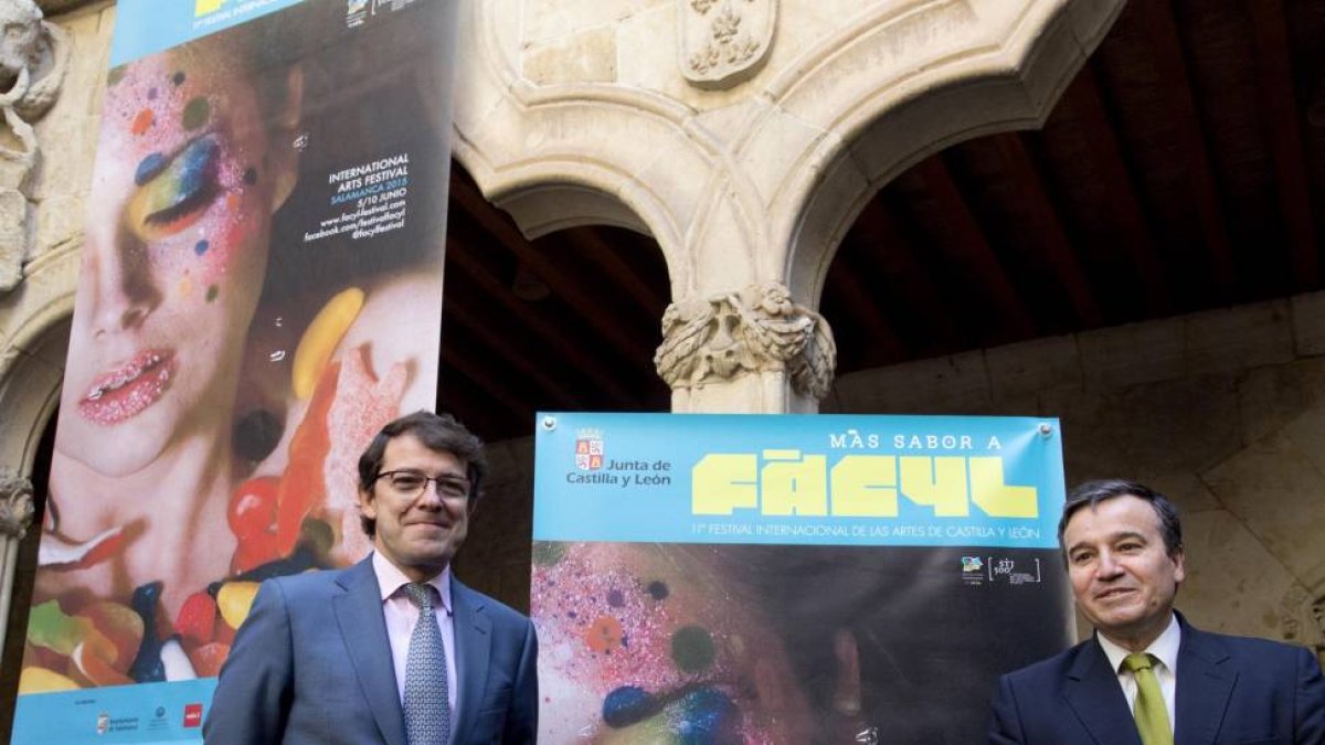 El director de Políticas Culturales, José Ramón Alonso, y el alcalde de Salamanca, Alfonso Fernández Mañueco junto al cartel del festival-Ical