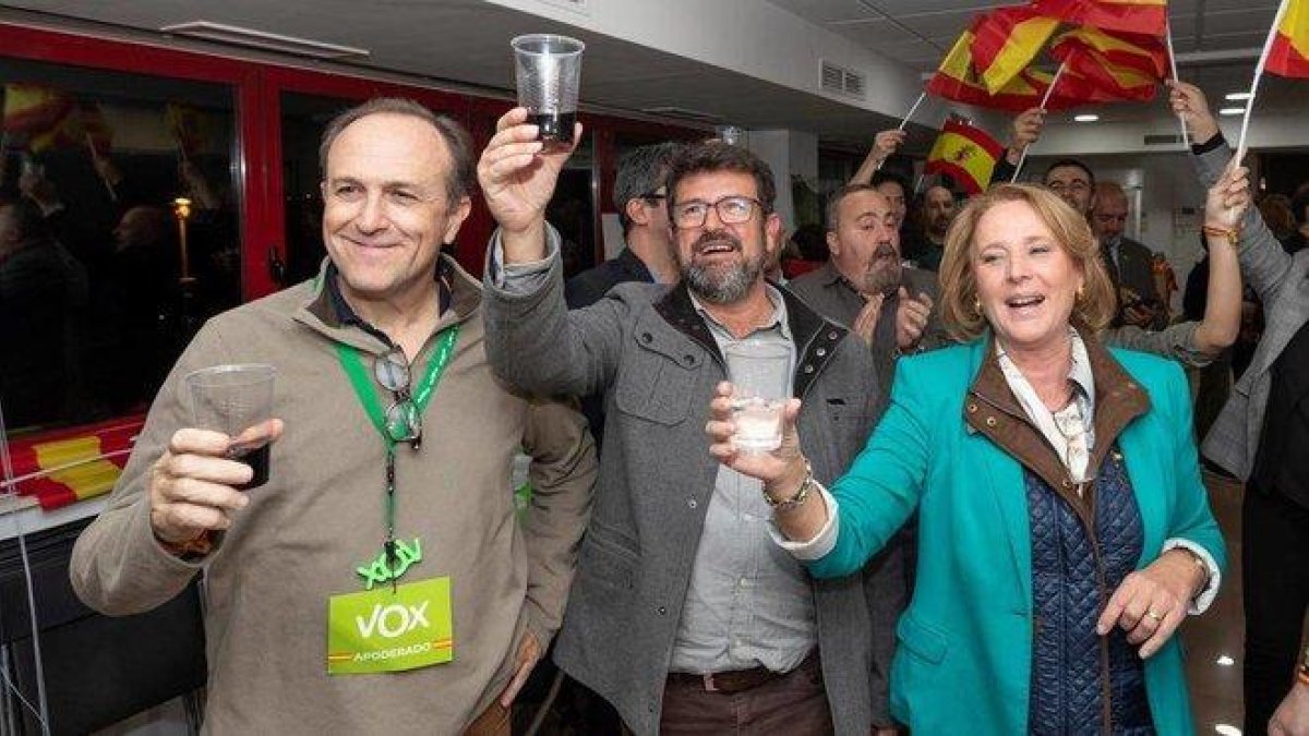 Los cabeza de lista de Vox por Murcia al Congreso celebran la victoria.-EFE / MARCIAL GUILLÉN