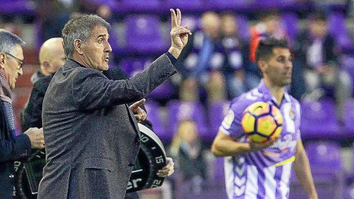 Paco Herrera envía una orden táctica durante el encuentro.-J.M.LOSTAU