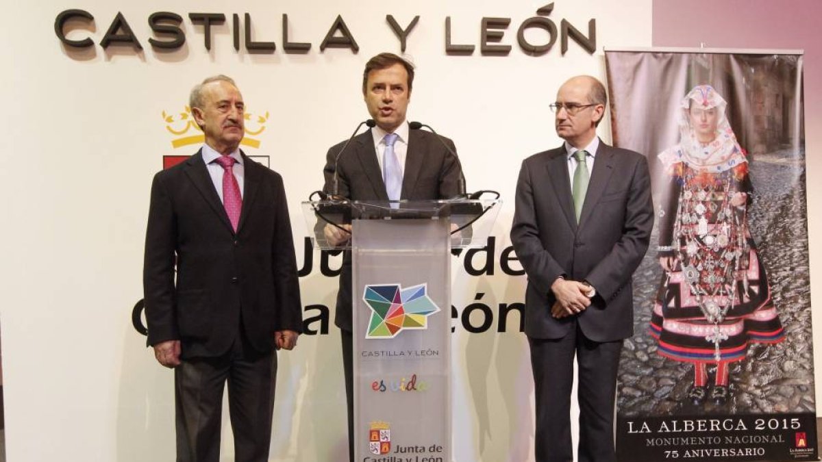El alcalde de la Alberca, Jesús Pascual, el director general de turismo,Javier Ramírez y el presidente de la diputación de Salamanca, Francisco Javier Iglesias, durante la presentación de la oferta turística de La Alberca en Fitur-Ical