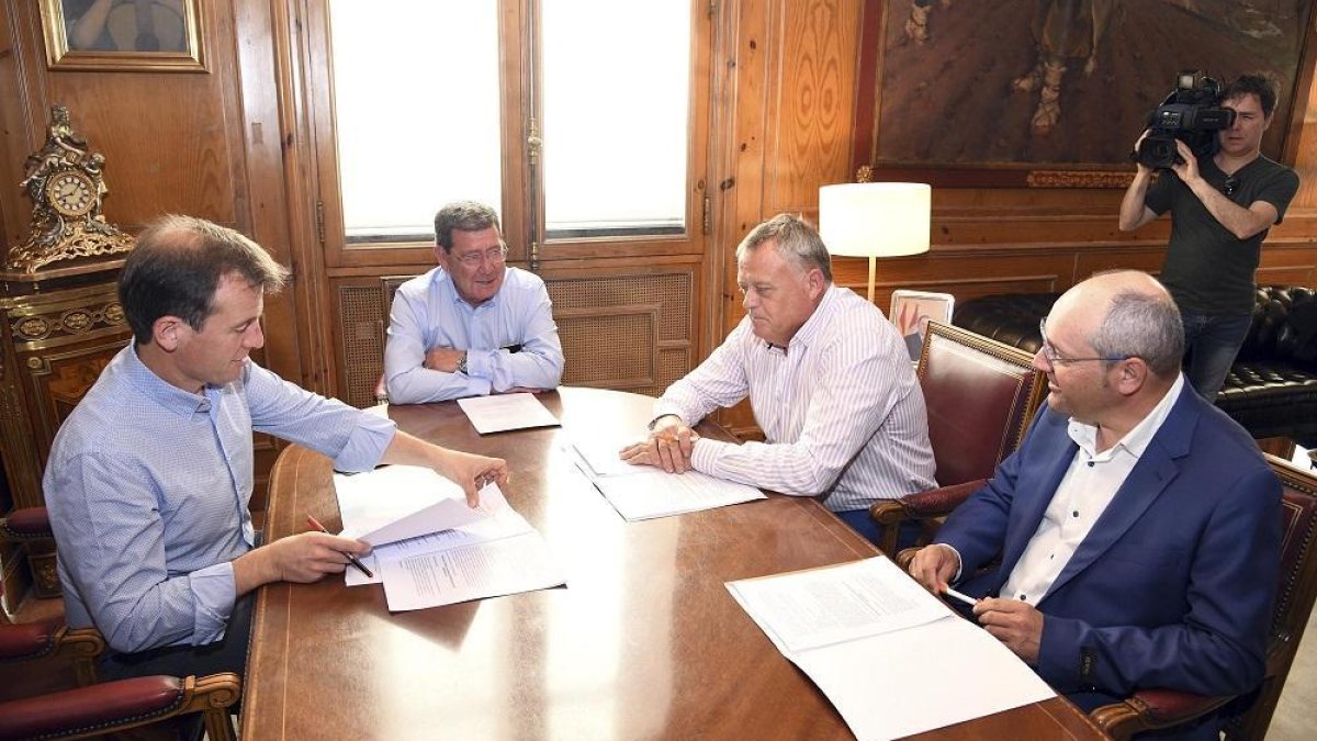 Los ‘populares’ Borja Suárez y César Rico, junto a Lorenzo Rodríguez y Eduardo Munguía, de Cs.-ICAL