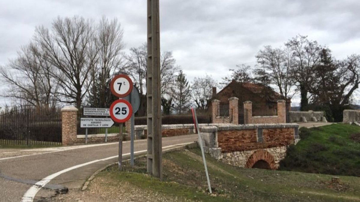 Puente de acceso a La Overuela. | EUROPA PRESS