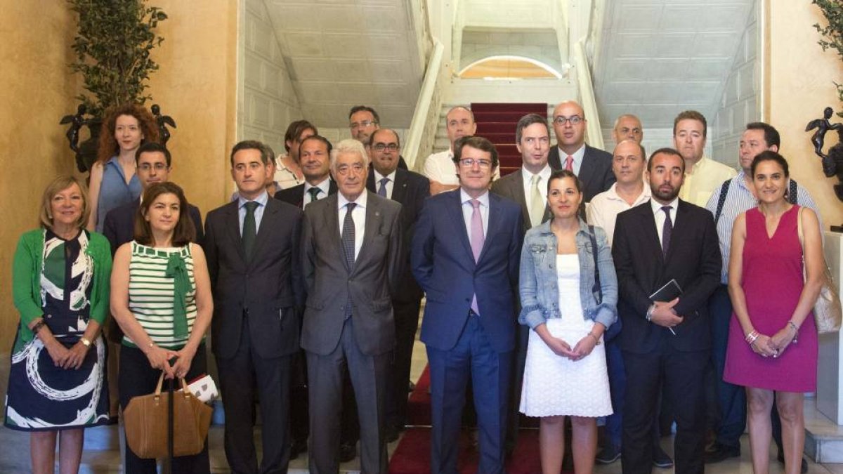 El alcalde de Salamanca, Alfonso Fernández Mañueco, presidió la reunión constitutiva de la Mesa del Pacto Local por el Empleo. En la imagen la foto de grupo de los integrantes de la mesa-Ical