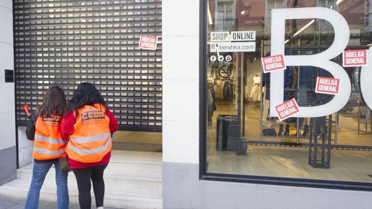 Integrantes de un piquete ante una tienda de ropa de Burgos.-ISRAEL L. MURILLO
