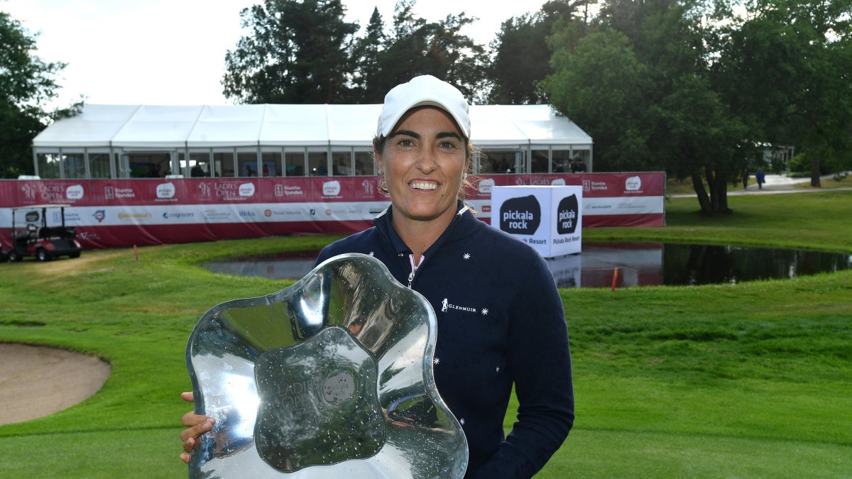 Carmen Alonso con el trofeo en Finlandia. / E. M.