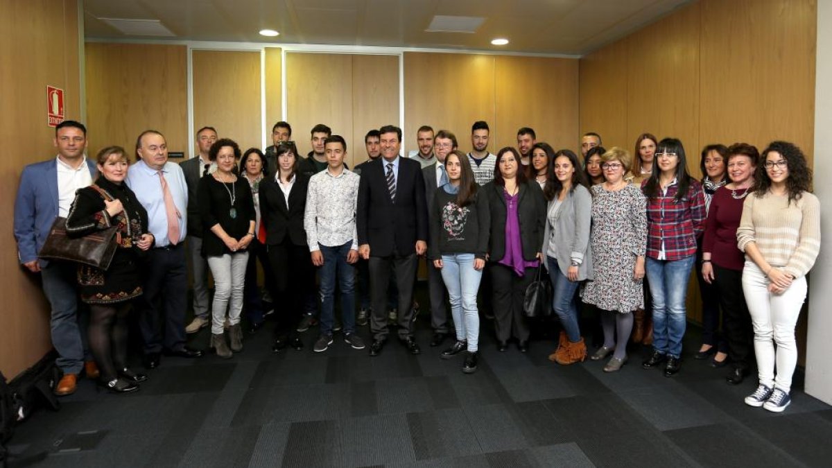El consejero de Empleo, Carlos Fernández Carriedo, entrega los diplomas acreditativos a los institutos de Educación Secundaria que han participado en el proyecto 'Se hace camino al andar'-Leticia Pérez / ICAL